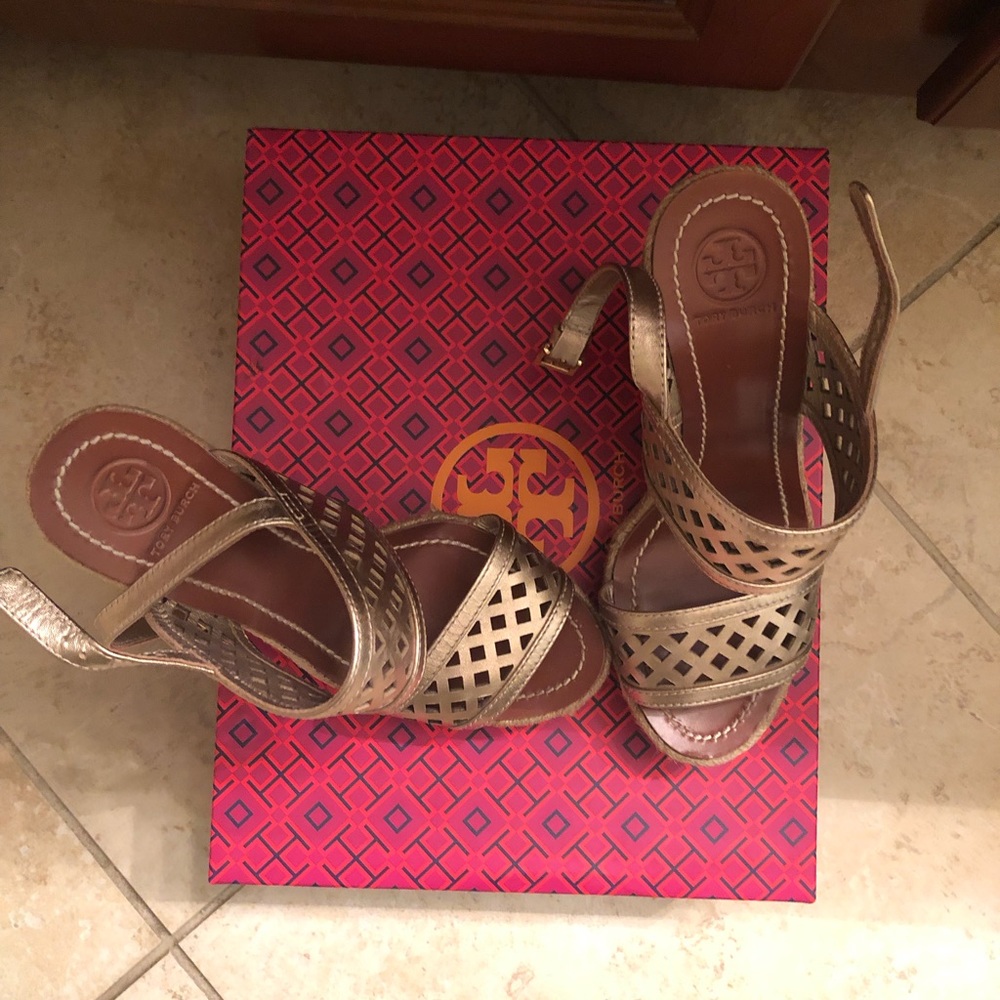 Gold tone Tori Burch wedges .. very comfortable - Picture 2 of 7